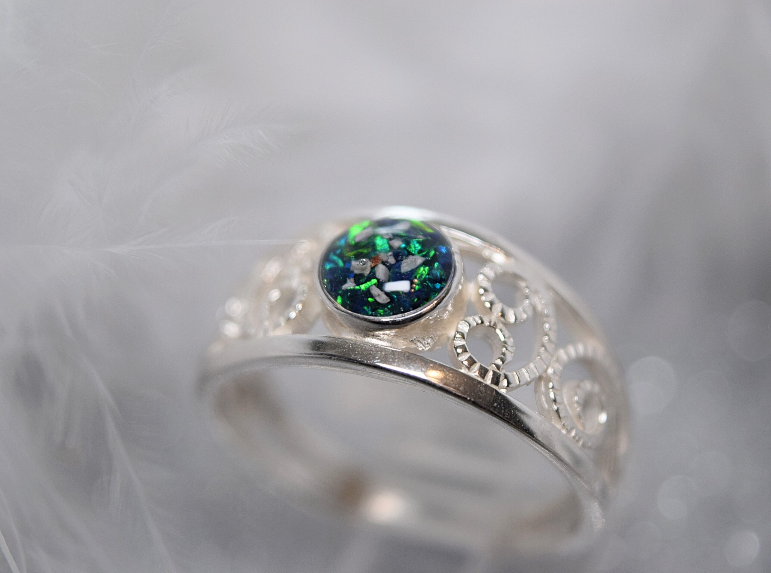 Cremation Ashes & Memorial Ring 'Robyn' Amulet of Ashes